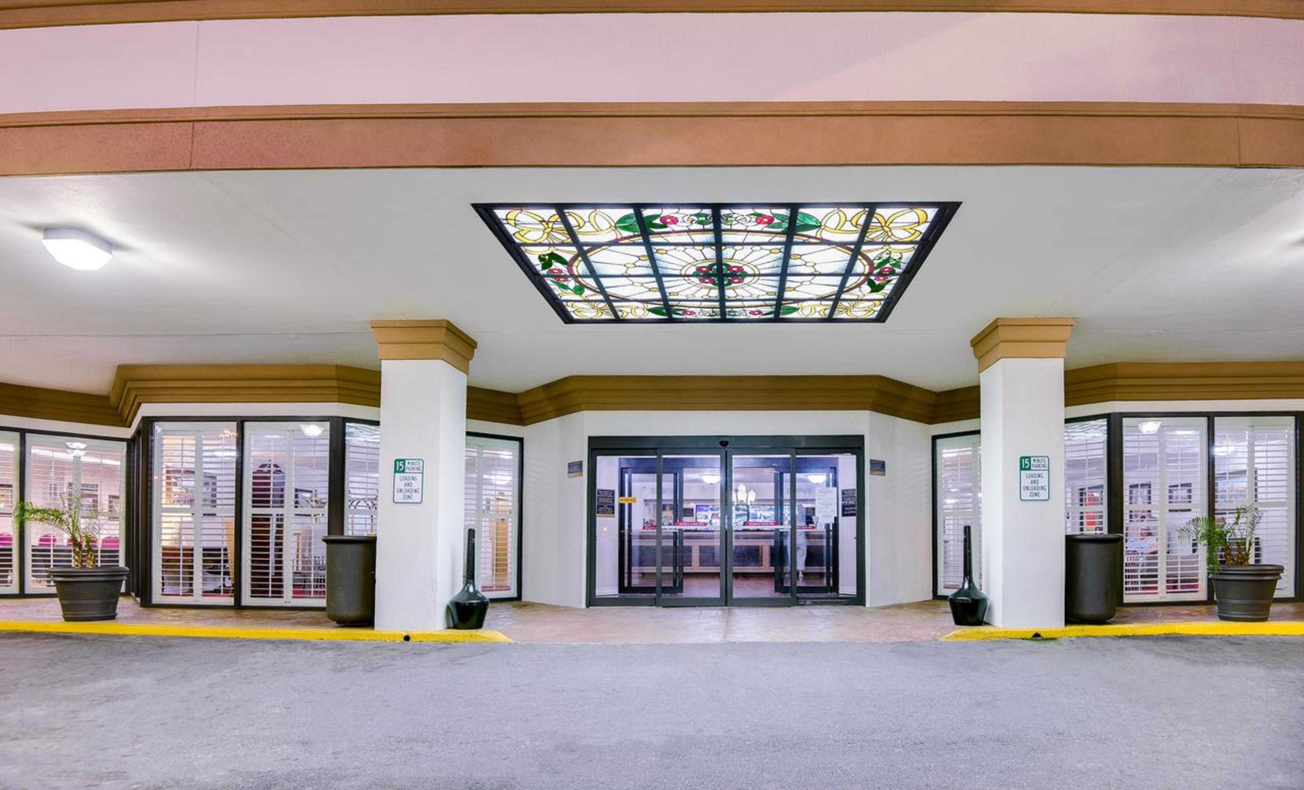 Ramada By Wyndham Metairie New Orleans Airport Hotel Exterior photo