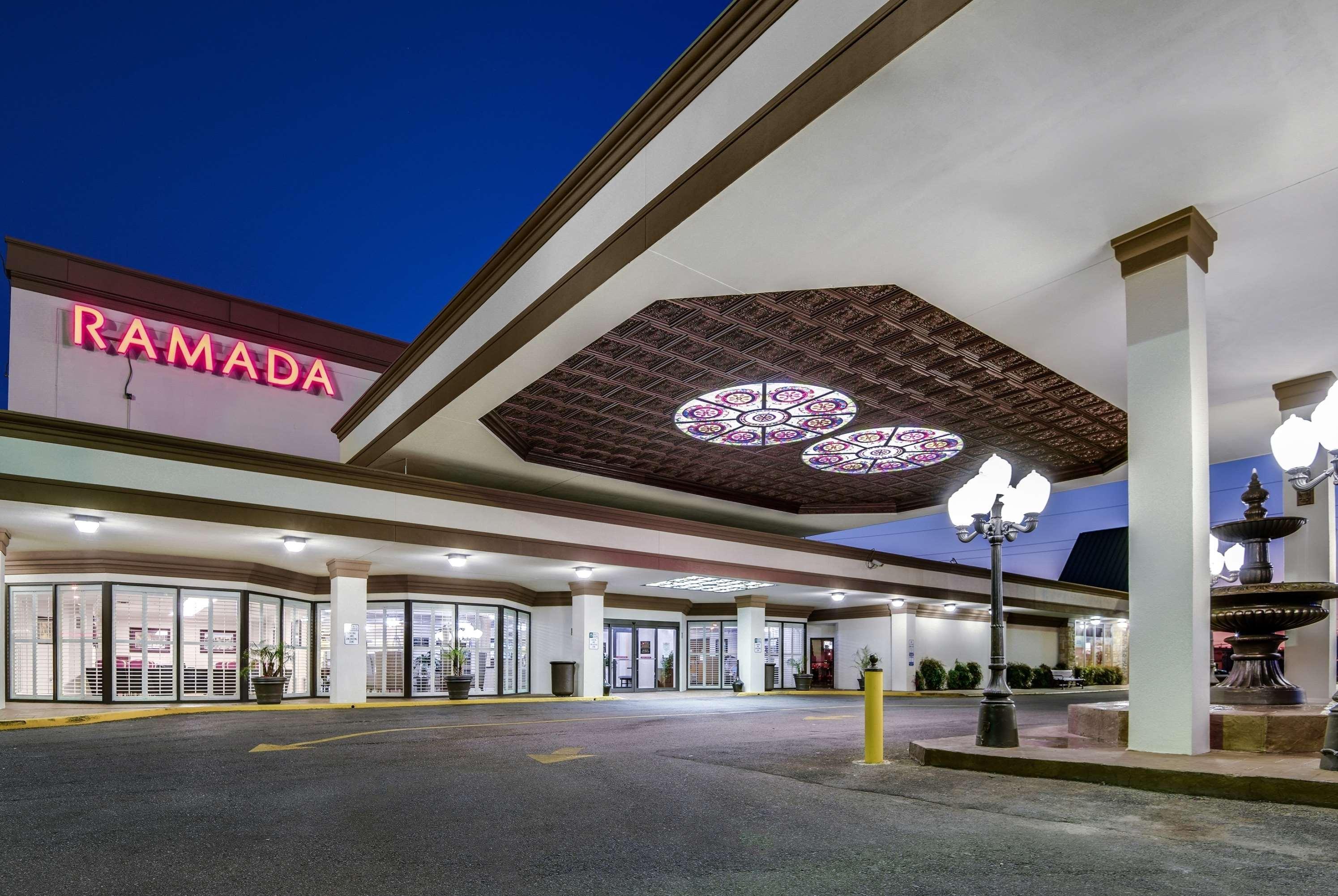 Ramada By Wyndham Metairie New Orleans Airport Hotel Exterior photo